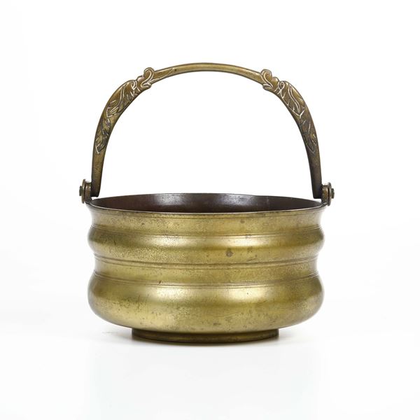 Secchiello con manico in bronzo inciso. XIX secolo