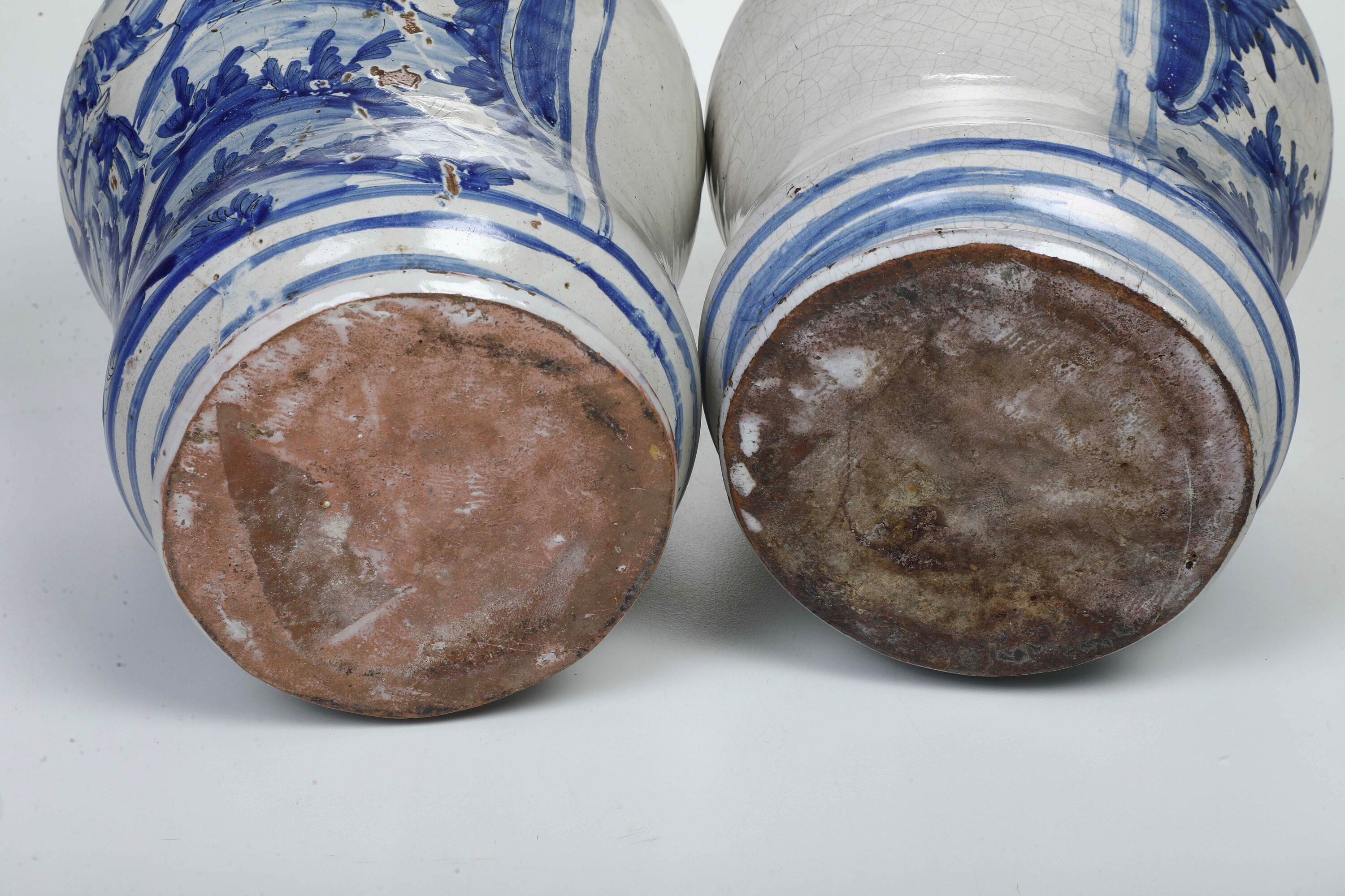 Napoli, probabilmente Fabbrica Cacciapuoti, Coppia di vasi da farmacia (albarelli) in maiolica, 1...
