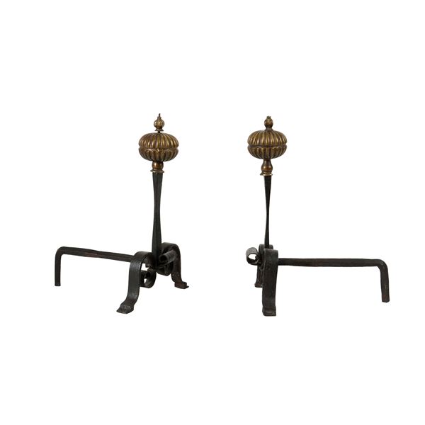 Coppia di alari in ferro battuto. XVIII-XIX secolo