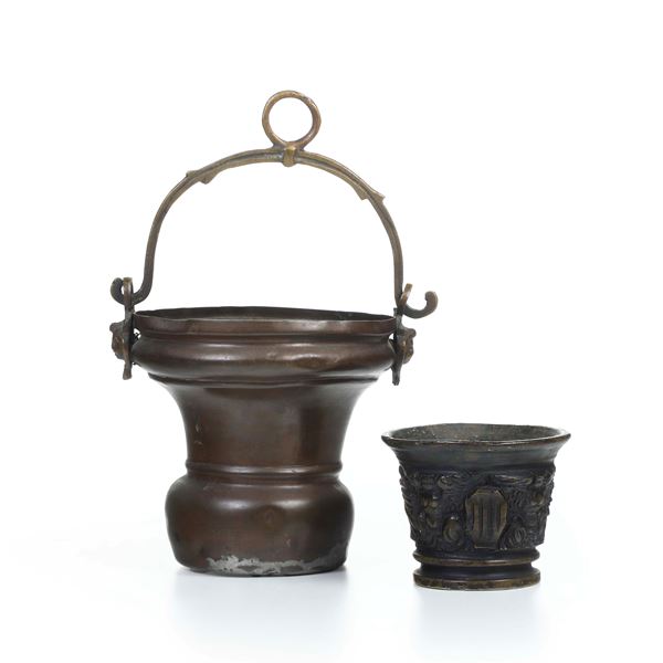 Un mortaio in bronzo e un secchiello in peltro