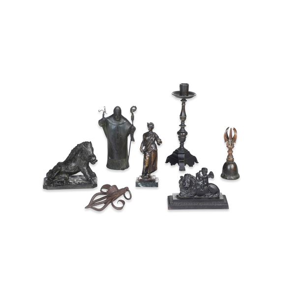Gruppo di sette oggetti in bronzo, manifatture ed epoche diverse
