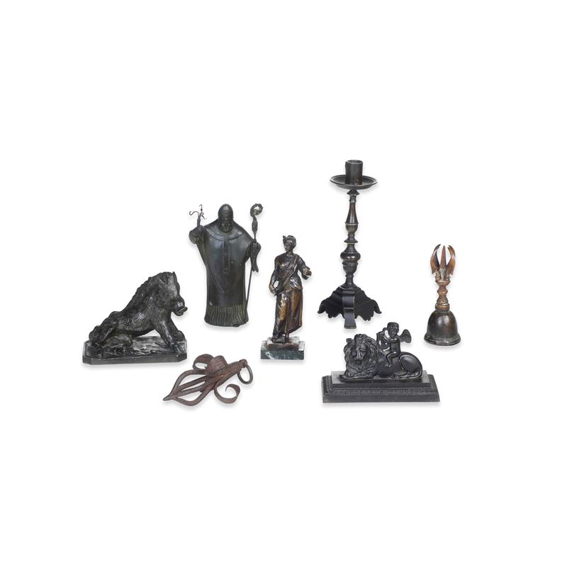 Gruppo di sette oggetti in bronzo, manifatture ed epoche diverse  - Auction Italian Mansions - Cambi Casa d'Aste
