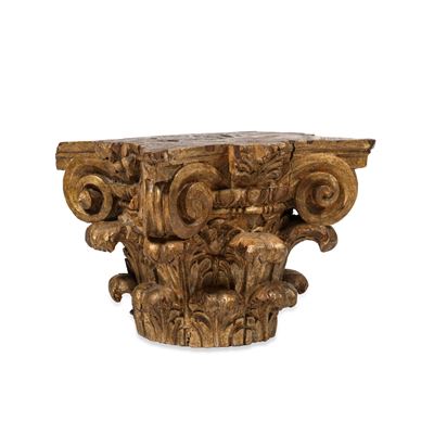 Capitello in legno scolpito, restauri alla doratura e fessurazioni