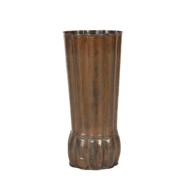 Vaso polilobato in rame. XIX secolo