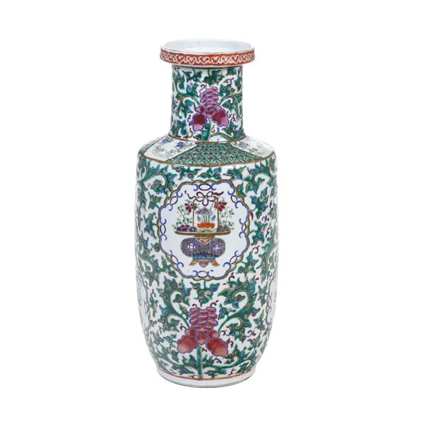 Vaso in porcellana Famiglia verde a motivi naturalistici, Cina, XX secolo