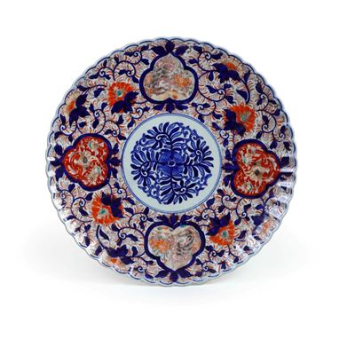 Piatto in Porcellana Imari con Decori Floreali e Vegetali, Giappone, XIX Secolo