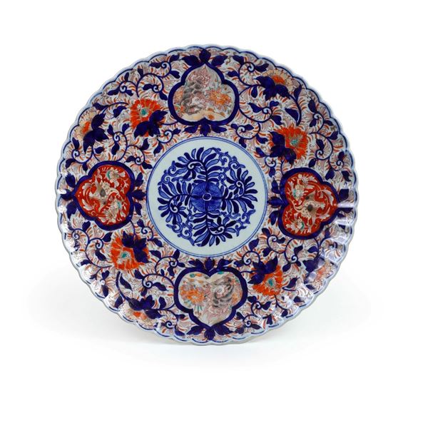 Piatto in porcellana Imari con decori floreali e vegetali, Giappone, XIX secolo