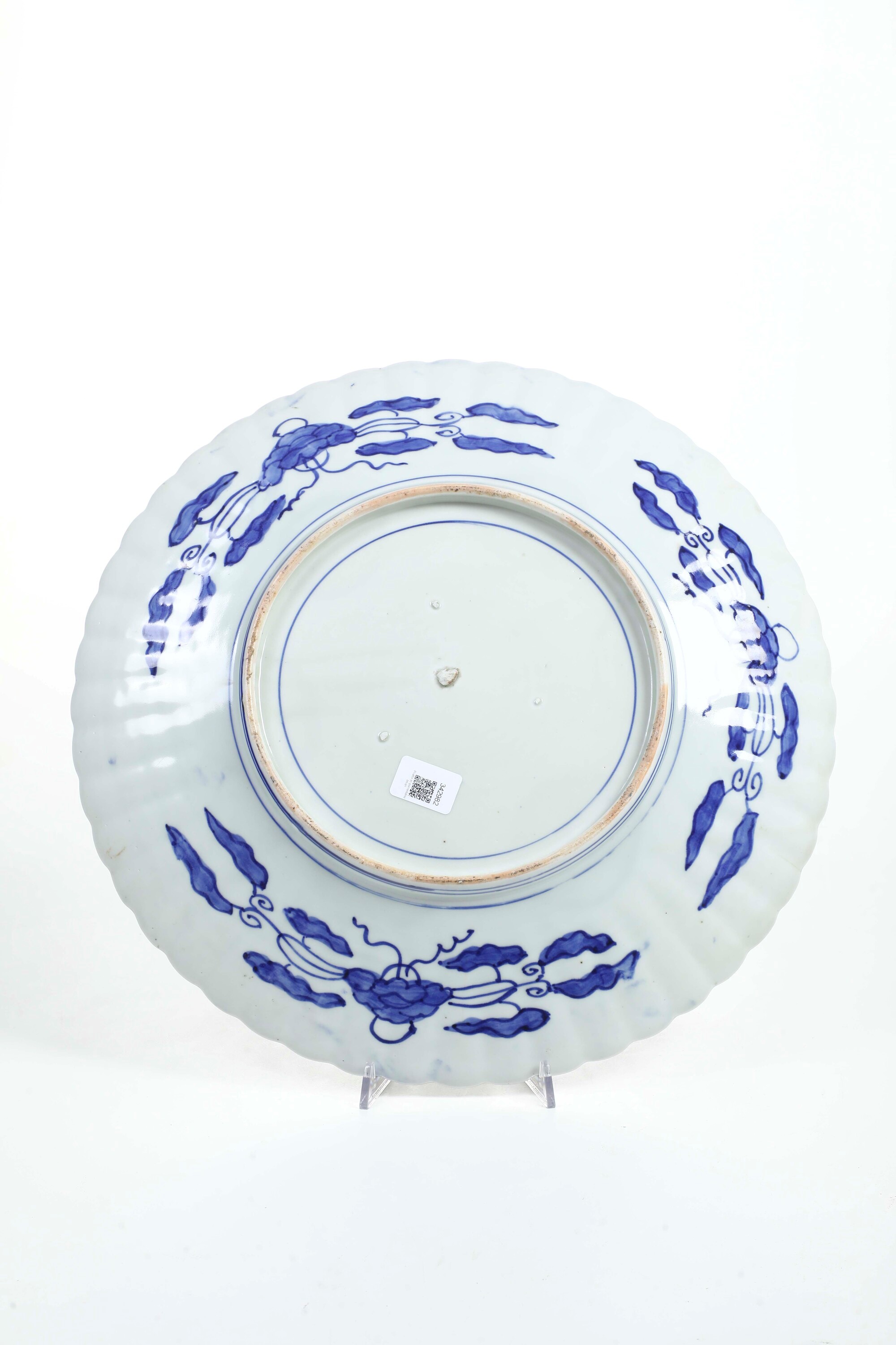 Piatto in Porcellana Imari con Decori Floreali e Vegetali, Giappone, XIX Secolo