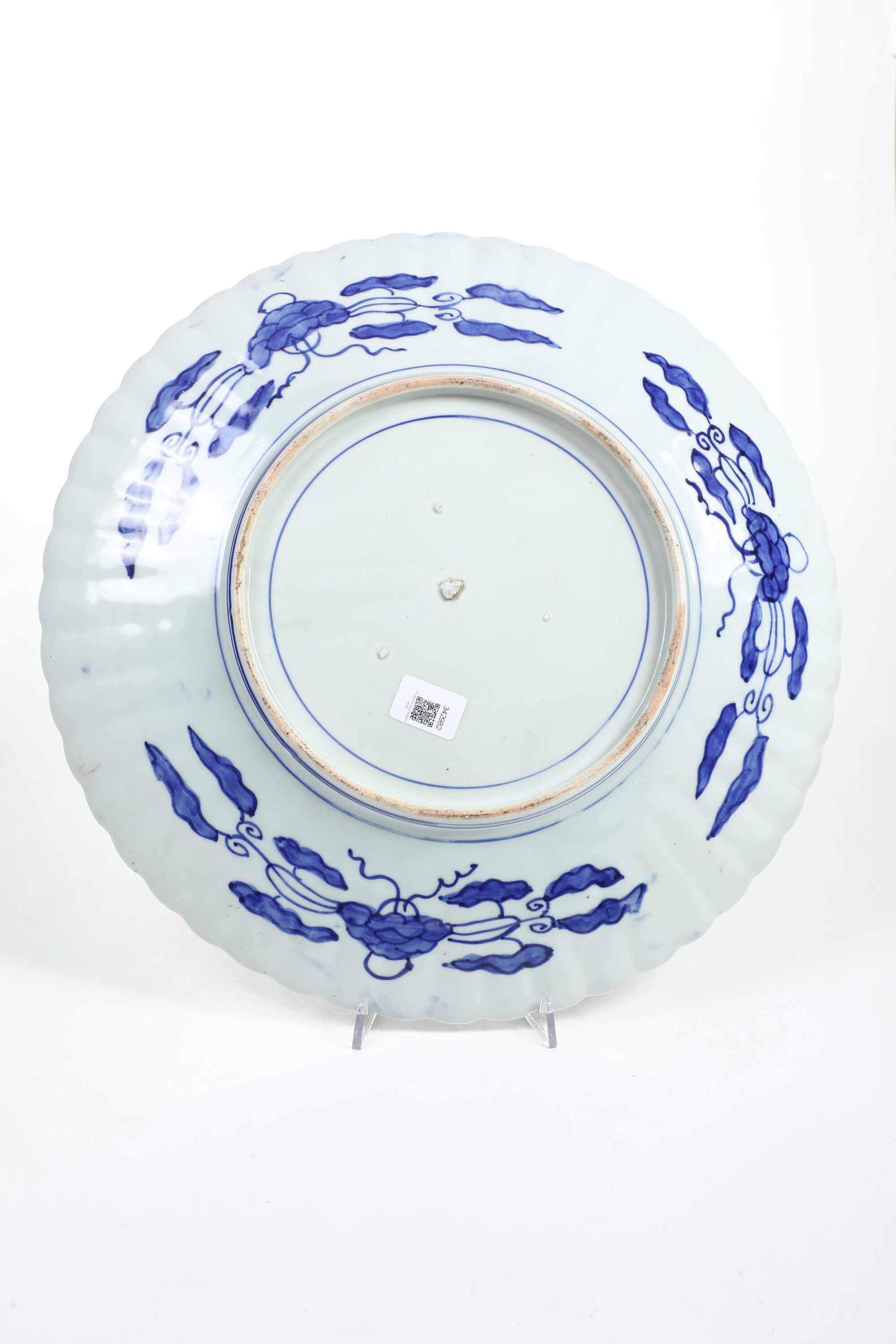 Piatto in Porcellana Imari con Decori Floreali e Vegetali, Giappone, XIX Secolo
