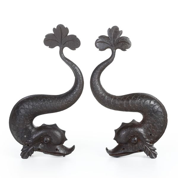 Coppia di delfini in ferro. XIX secolo