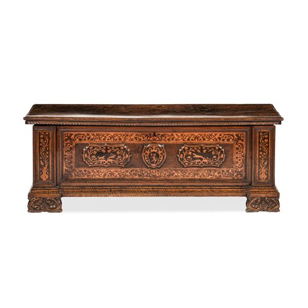 Cassapanca intarsiata. Elementi antichi