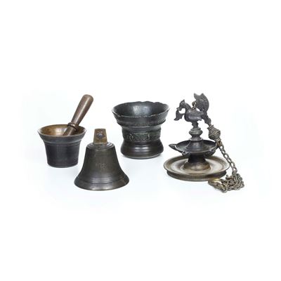 Gruppo di Quattro Oggetti Diversi in Bronzo