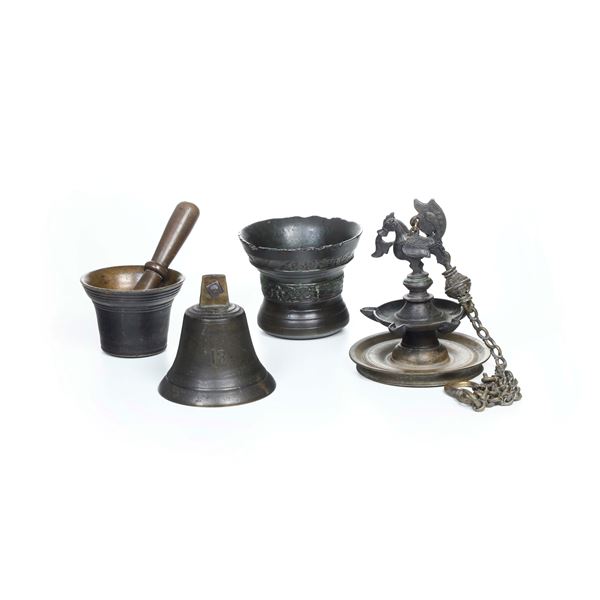 Gruppo di quattro oggetti diversi in bronzo