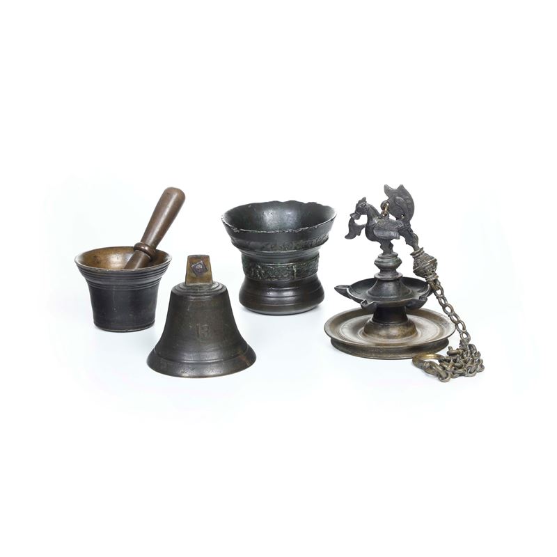 Gruppo di quattro oggetti diversi in bronzo  - Asta Dimore Italiane TIME - Cambi Casa d'Aste