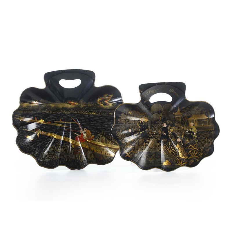 Due vassoi in lacca raffiguranti scena di vita comune, Giappone, XIX secolo  - Auction Italian Mansions TIME - Cambi Casa d'Aste