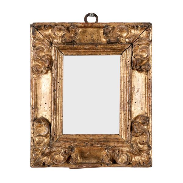 Cornice in legno intagliato e dorato. XVII secolo