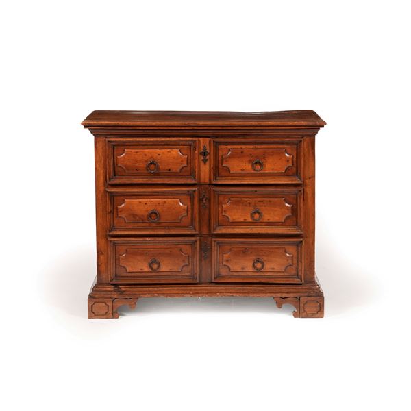 Cassettone in noce. Elementi antichi