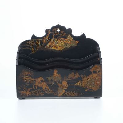 Porta Lettere in Legno a Lacca Nera Raffigurante Scena di Vita Comune, Giappone, XIX Secolo