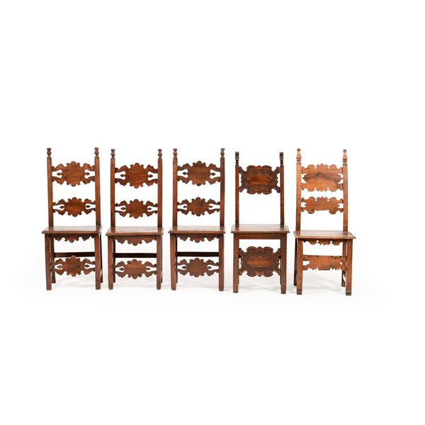 Cinque sedie diverse in noce