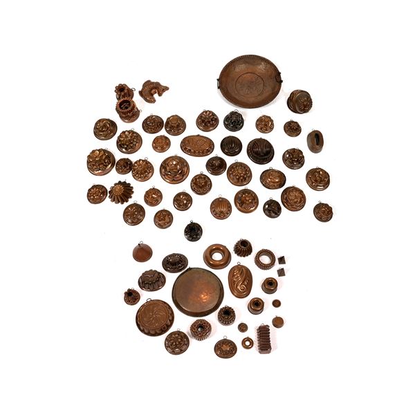 Collezione di numerosi oggetti in rame