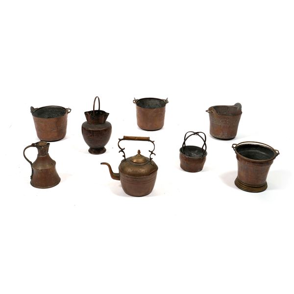 Gruppo di otto secchielli e brocche in rame