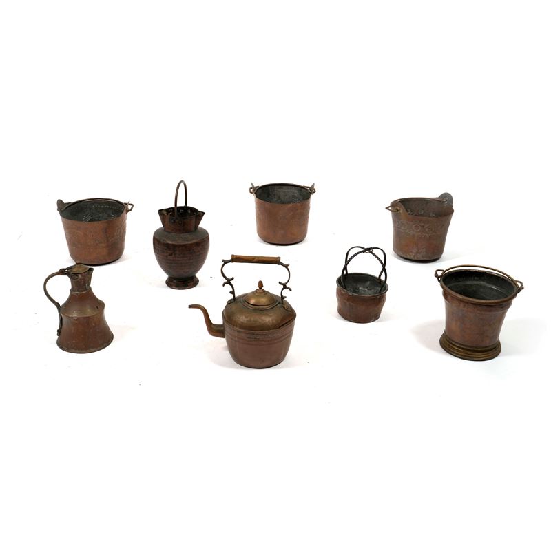 Gruppo di otto secchielli e brocche in rame  - Asta Antiquariato - Cambi Casa d'Aste