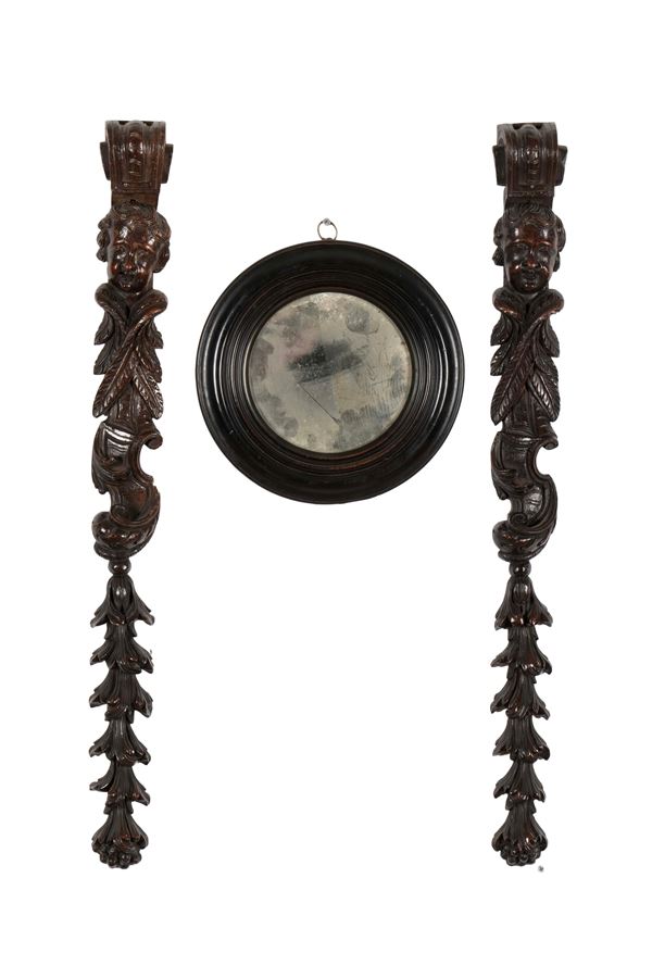 Lotto composto da una coppia di fregi e un piccolo specchio in legno. XVII-XVIII secolo