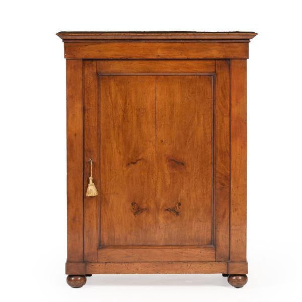 Credenzino in noce, XIX secolo