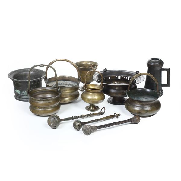 Lotto di secchielli e mortai in bronzo