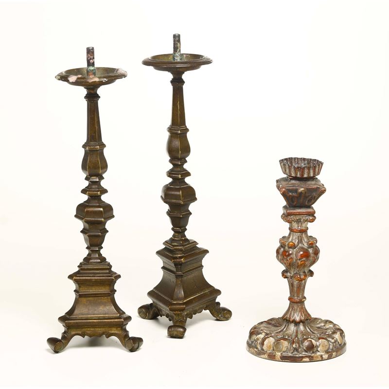 Coppia di candelieri in bronzo e un altro diverso  - Auction Italian Mansions TIME - Cambi Casa d'Aste