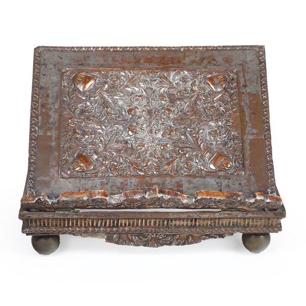 Leggio in legno con placca in rame sbalzato