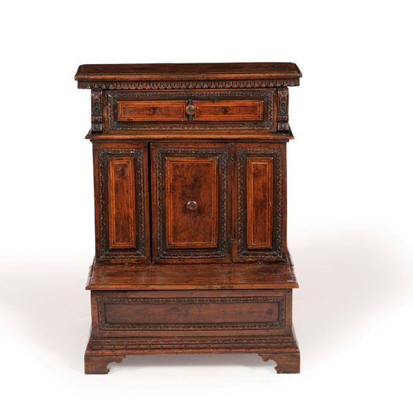 Inginocchiatoio. Elementi antichi