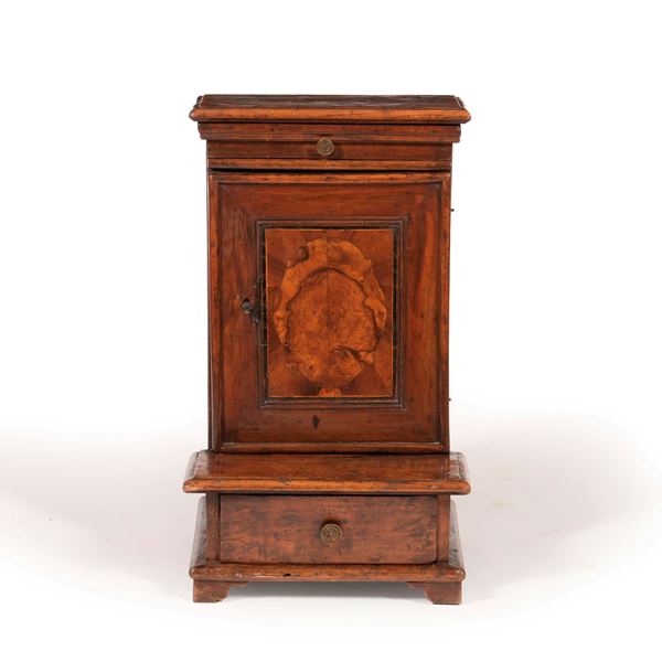 Inginocchiatoio in noce e radica. Elementi antichi