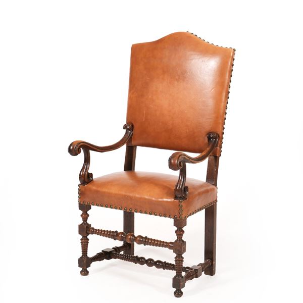 Poltrona in legno intagliato con gambe a rocchetto, XVII-XVIII secolo