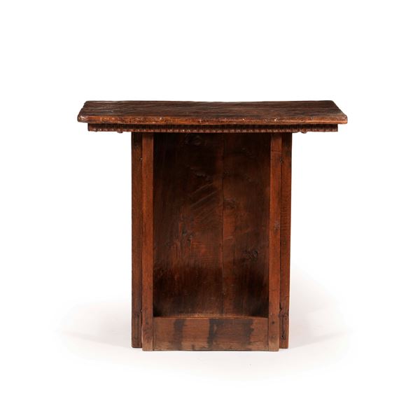 Tavolo in noce. Elementi antichi