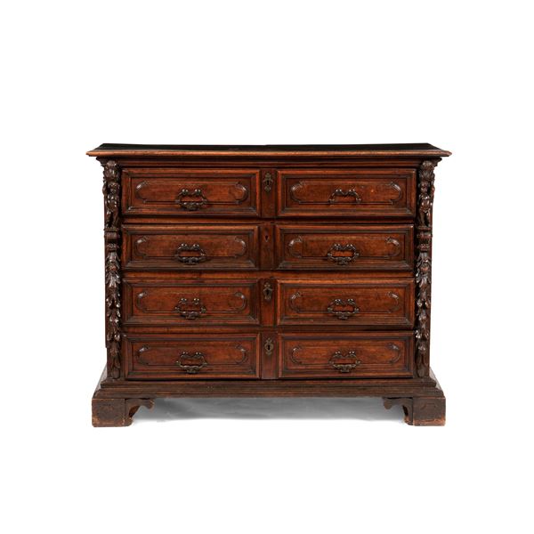 Cassettone in noce intagliato. Lombardia, XVII-XVIII secolo
