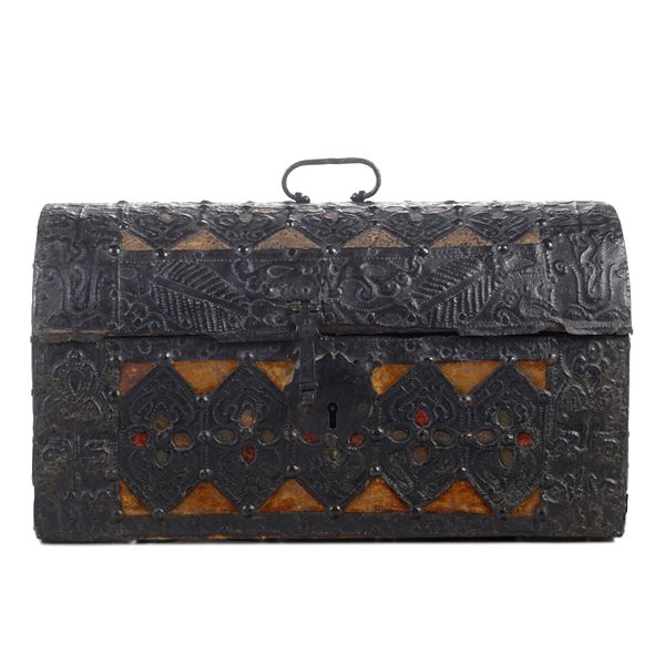 Baule con finimenti in metallo. XVIII-XIX secolo