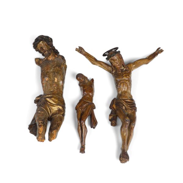Lotto di tre figure di Cristo in legno intagliato. Varie epoche e manifatture
