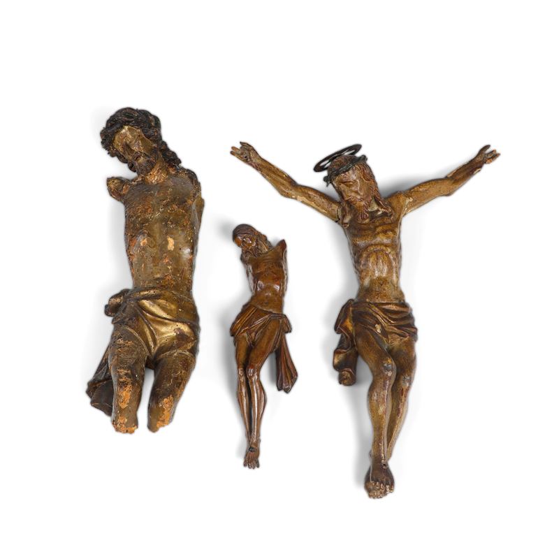 Lotto di tre figure di Cristo in legno intagliato. Varie epoche e manifatture  - Auction Italian Mansions - Cambi Casa d'Aste