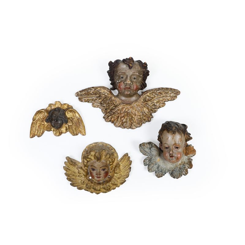 Lotto di quattro cherubini in legno intagliato, laccato e dorato. XVII-XVIII secolo  - Asta Dimore Italiane - Cambi Casa d'Aste