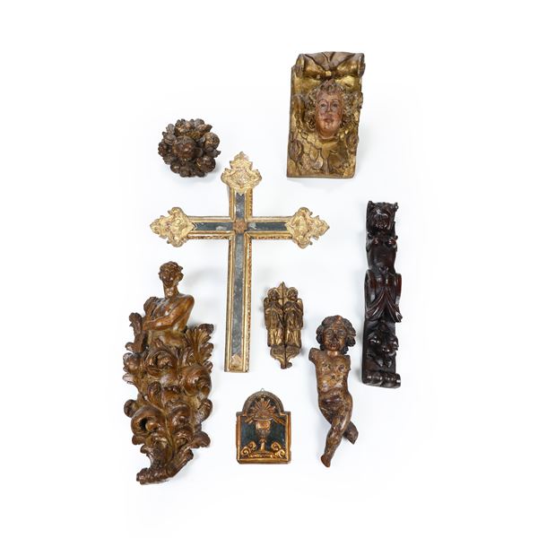 Lotto di otto oggetti in legno intagliato. Varie epoche