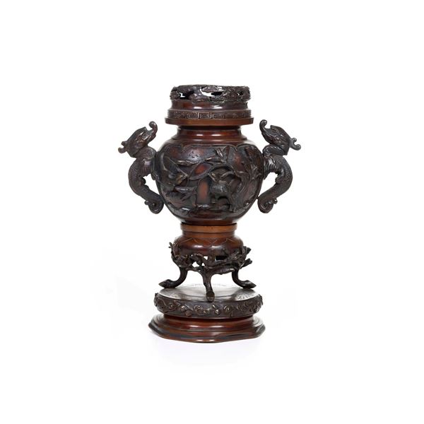 Incensiere in bronzo con motivi naturalistici a rilievo, Giappone, XX secolo