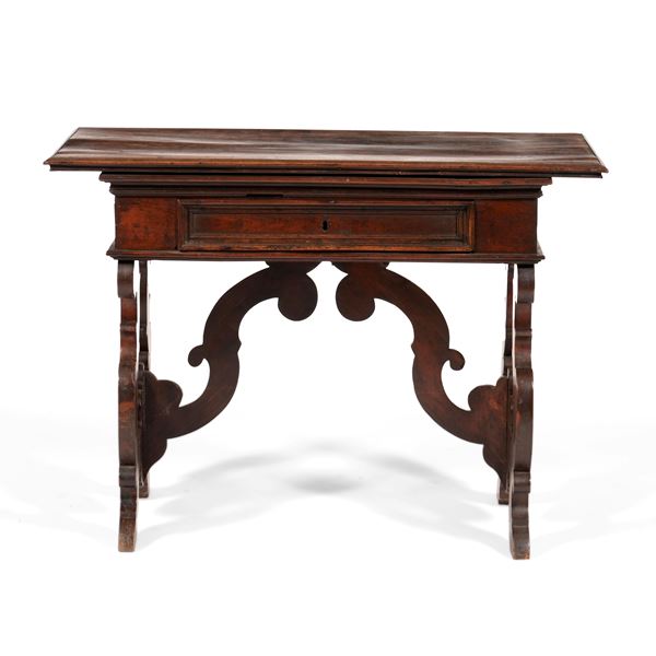Tavolo fratino in legno intagliato. XVIII-XIX secolo