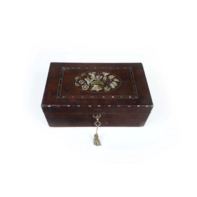 Scatola porta sigari, legno intarsiato in madreperla, XX secolo