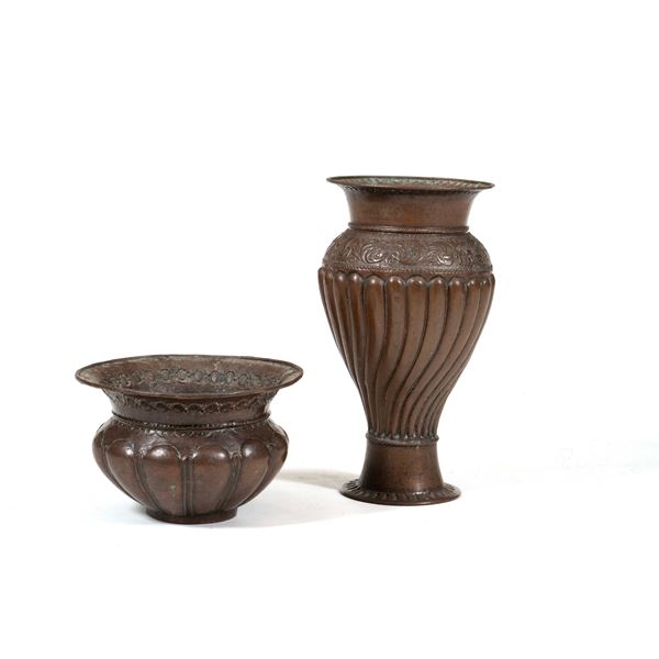 Bacile e vaso in rame sbalzato