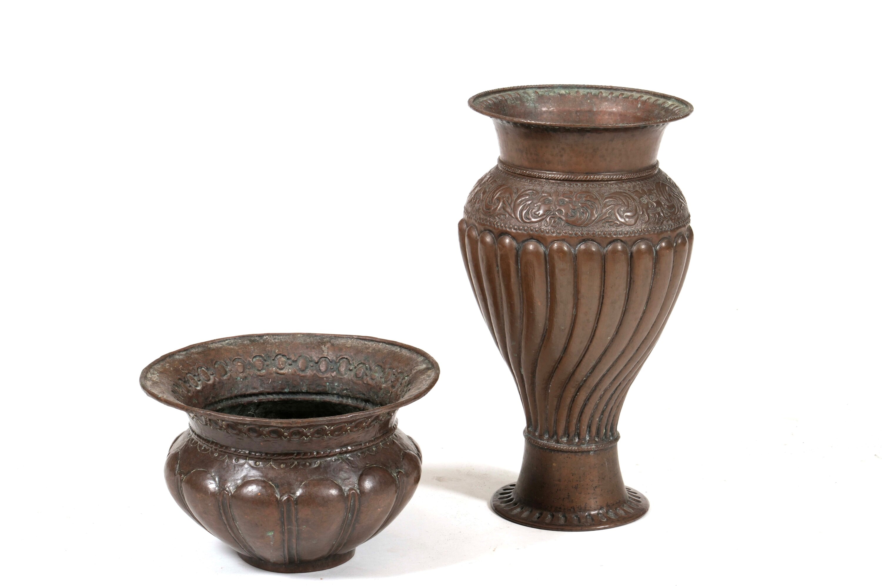 Bacile e Vaso in Rame Sbalzato