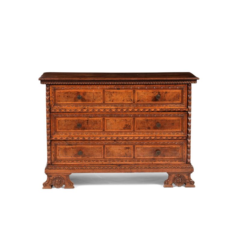Cassettone in noce e radica. Elementi antichi  - Auction Italian Mansions - Cambi Casa d'Aste