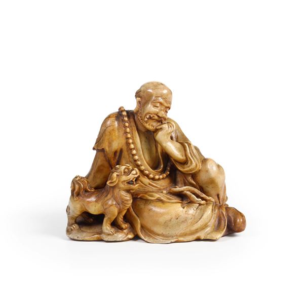 Figura di saggio con Cane di Pho in pietra dura, Cina, Dinastia Qing, XIX secolo