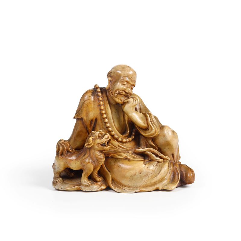 Figura di saggio con Cane di Pho in pietra dura, Cina, Dinastia Qing, XIX secolo  - Asta Dimore Italiane - Cambi Casa d'Aste