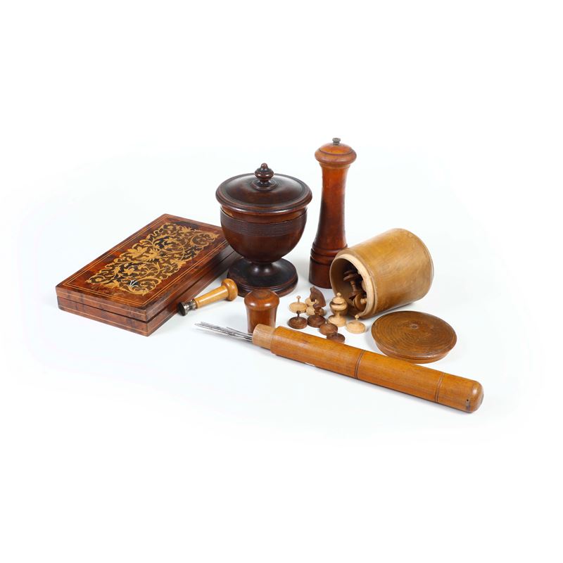 Lotto composto da due scatole contenenti giochi da tavolo, un sigillo e altre due scatole in legno  - Asta Antiquariato - Cambi Casa d'Aste